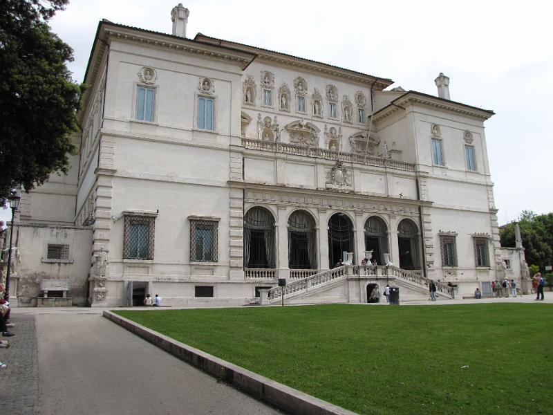 villa borghese.jpg - Woensdag gaan Frouwkje en ik naar de Villa Borghese. Deze italiaanse familie, die veel macht in de kerk heeft gehad (oa paus paulus V komt uit deze familie), heeft in de loop der eeuwen een grote kunstcollectie opgebouwd. Erg mooi om te bekijken. Helaas geen foto's want dat was binnen verboden.